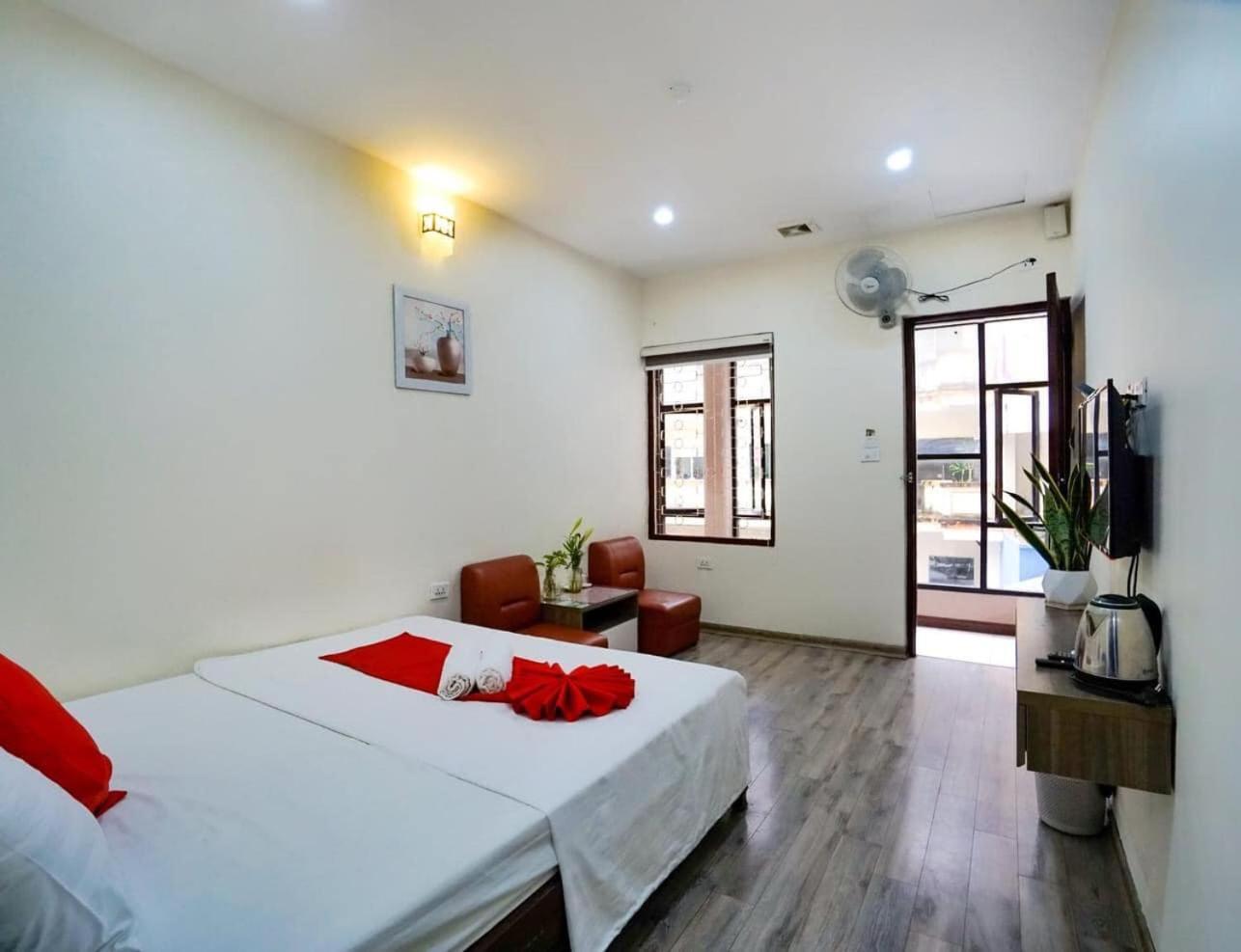 Khach San Giao Thong Hotell Hanoi Exteriör bild