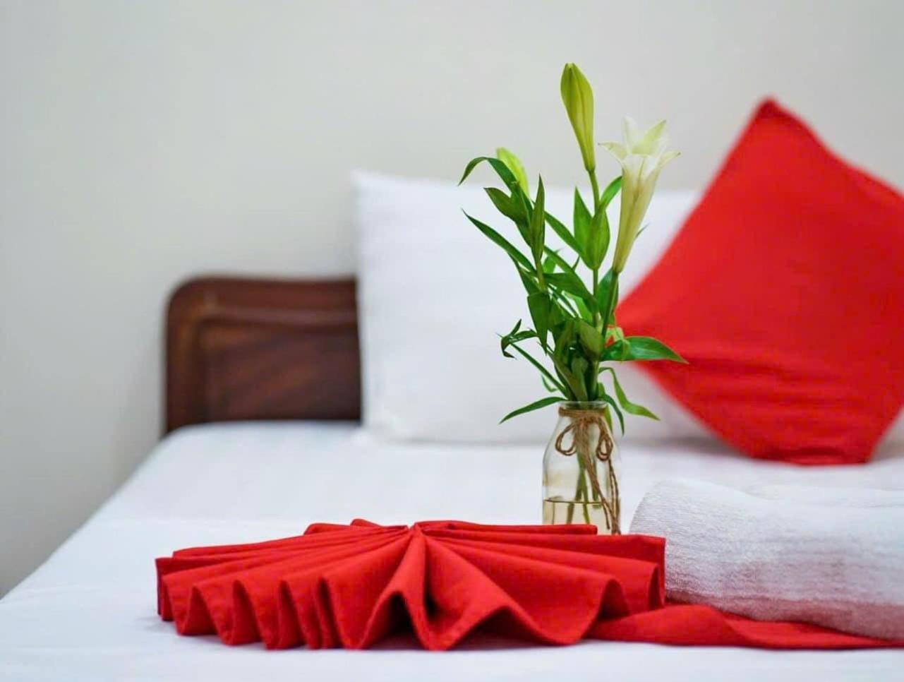 Khach San Giao Thong Hotell Hanoi Exteriör bild