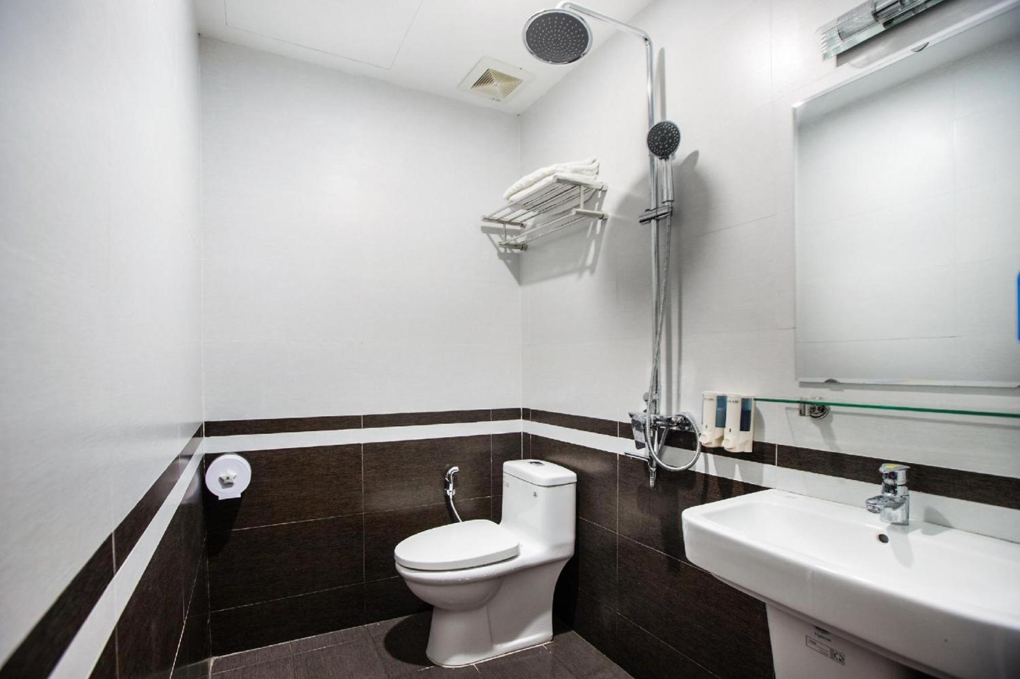 Khach San Giao Thong Hotell Hanoi Exteriör bild