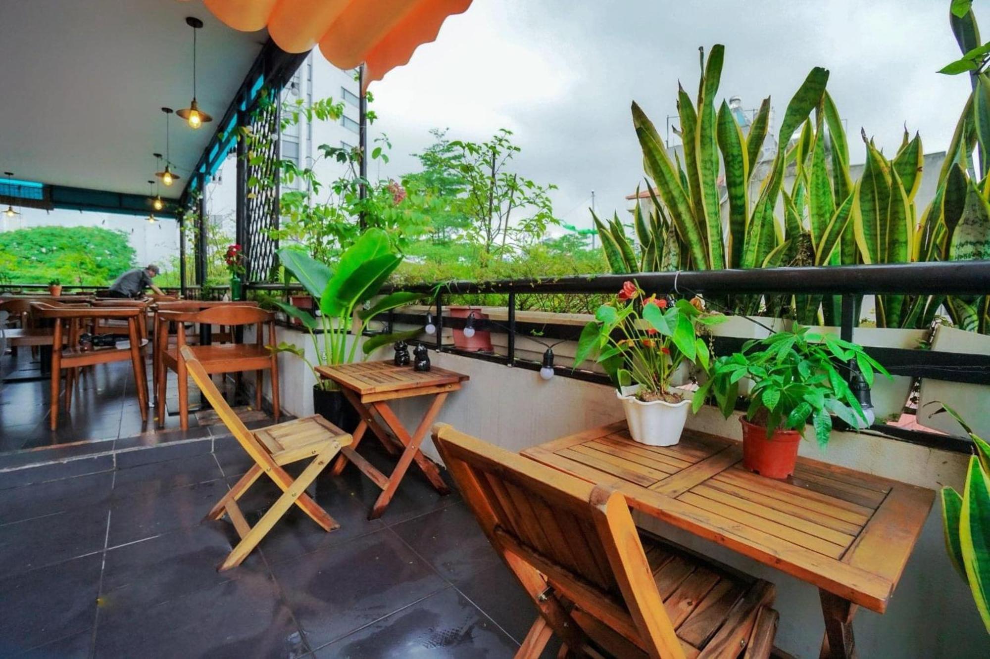 Khach San Giao Thong Hotell Hanoi Exteriör bild