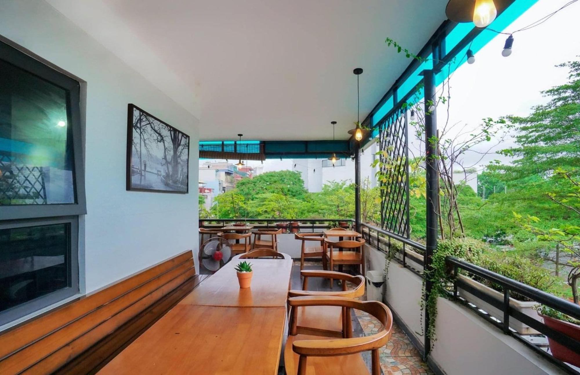 Khach San Giao Thong Hotell Hanoi Exteriör bild